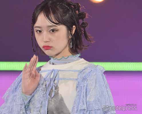 なえなの、ミニ丈スカートで美脚際立つ ラインストーンメイクがアクセントに<GirlsAward 2023 S/S>