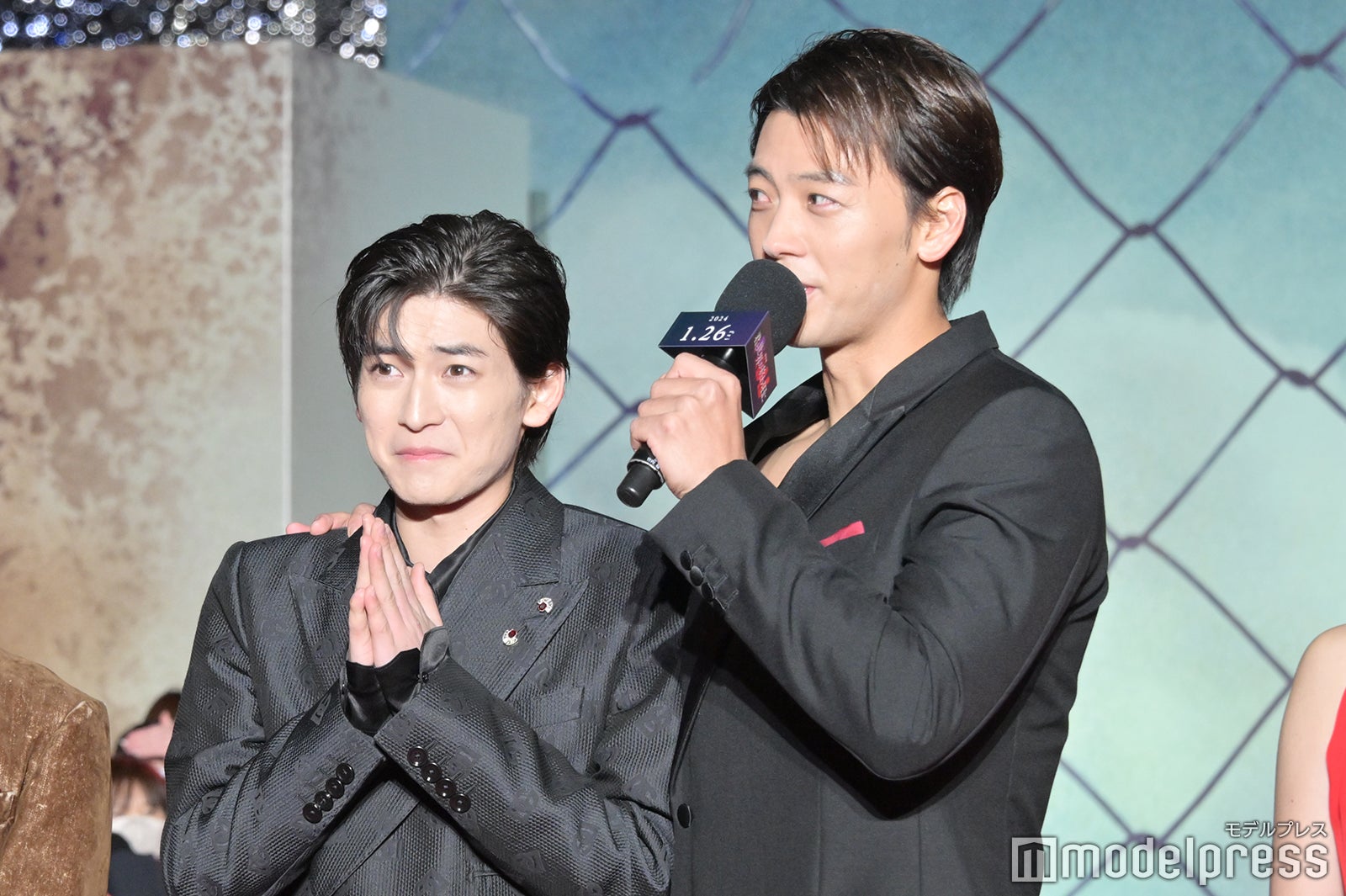 銀テープ発射が怖い高橋文哉、そっと支えてあげる竹内涼真（C）モデルプレス