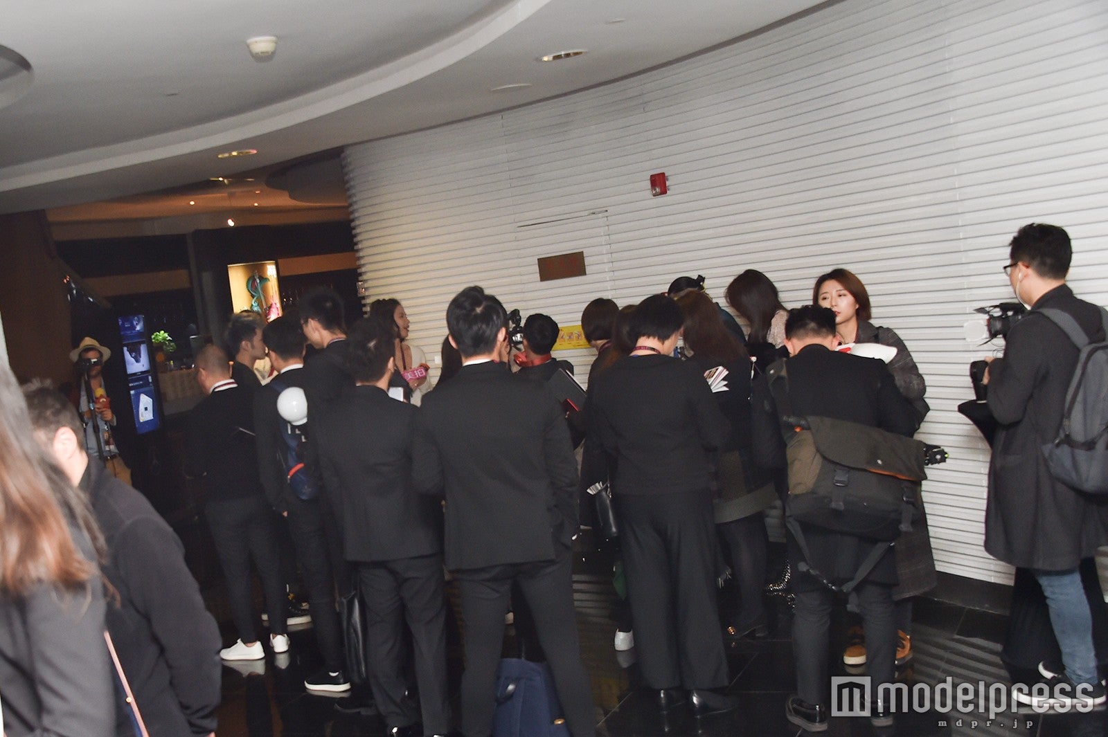 スーツ姿で取材に臨む （C）モデルプレス