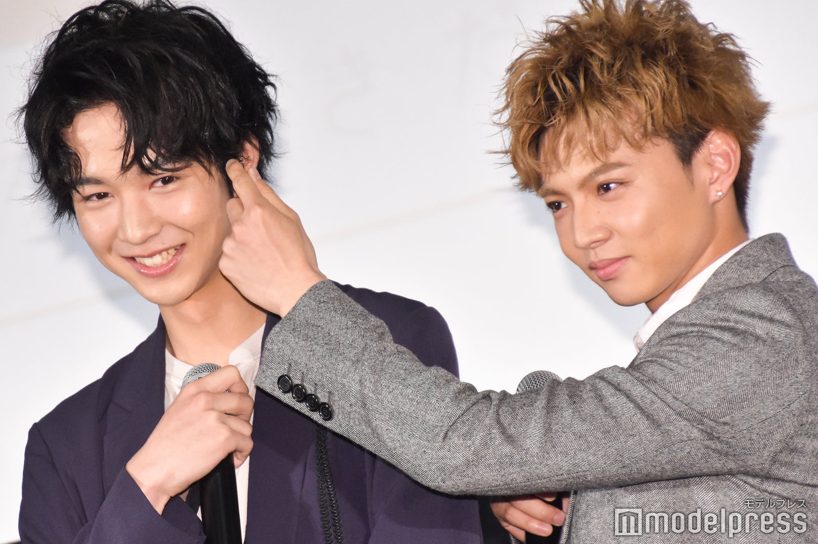 （左から）鈴木仁、佐藤大樹（C）モデルプレス