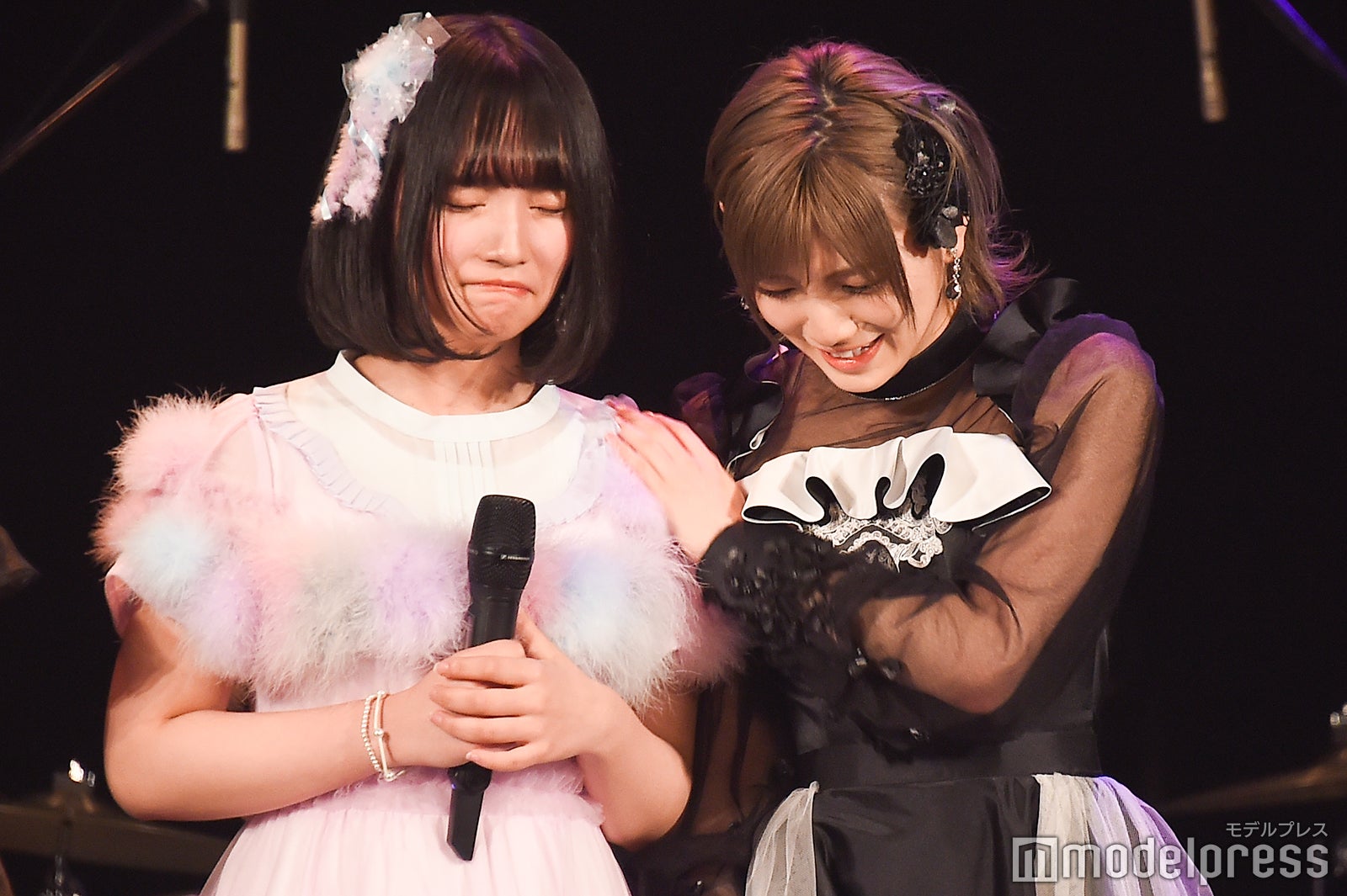 矢作萌夏、岡田奈々／「AKB48グループ歌唱力No.1決定戦」決勝大会 （C）モデルプレス