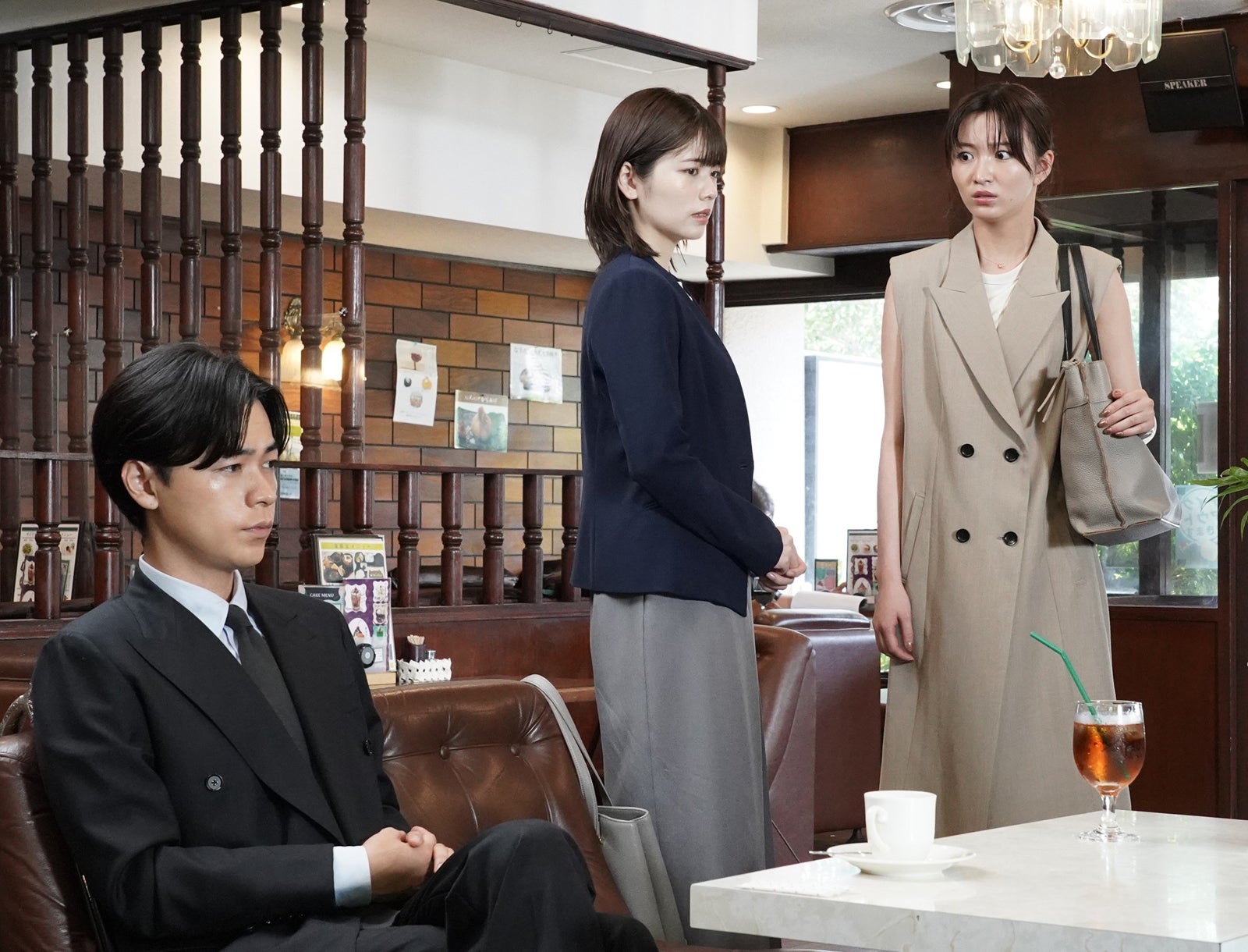 （左から）成田凌、小芝風花、岡崎紗絵「転職の魔王様」第4話より（C）カンテレ