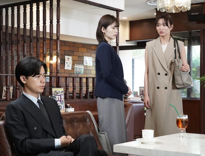 (左から)成田凌、小芝風花、岡崎紗絵「転職の魔王様」第4話より(C)カンテレ