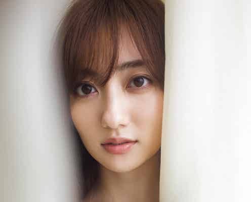 奥山かずさ、美谷間くっきり “新しい姿”見せる