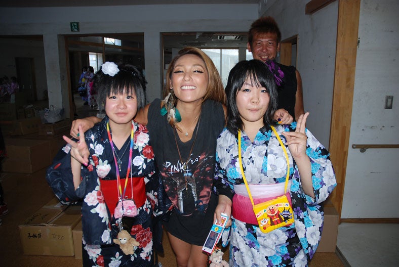 （中央）Lie／釜石キャンドルナイトの様子