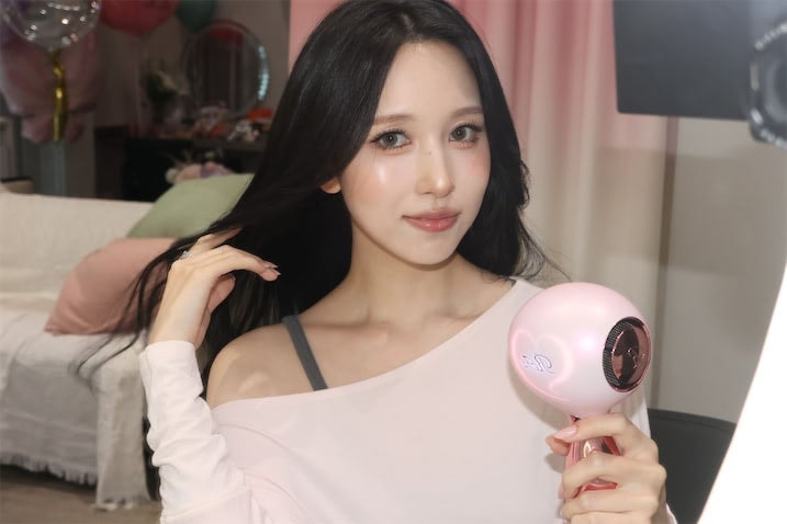 TWICE ミナ、ヘアケア中の美髪ショットに反響「美しいの言葉以外見つかりません」