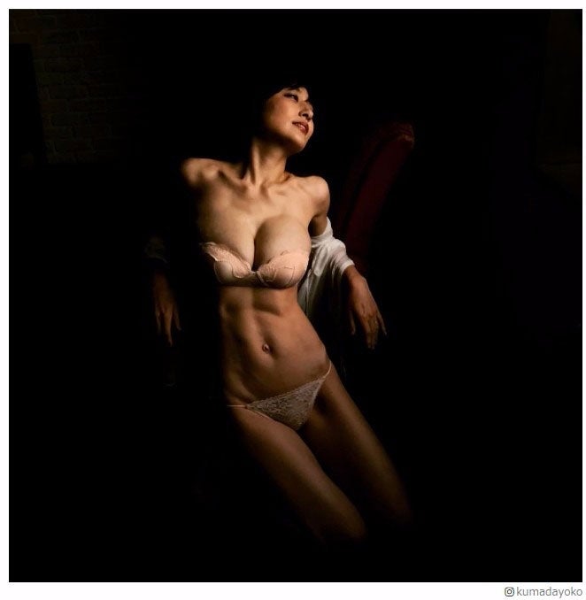 熊田曜子、美乳ギリギリ大胆ショット披露「見えちゃいそう」「芸術的ボディ」