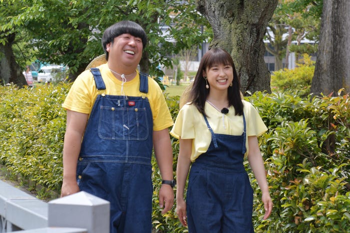 日村勇紀、土屋太鳳(C)TBS