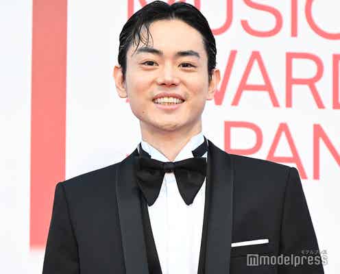 菅田将暉、タキシード姿で颯爽とレカペ締めくくり 国際音楽賞第1回目の司会に意気込みも【MUSIC AWARDS JAPAN】