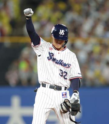 ヤクルト逆転で首位再浮上 八回ドラ6石井巧のプロ初安打が同点打→決勝点は押し出し死球で連敗ストップ 先発の山野は阪神・高橋と互角の投げ合い