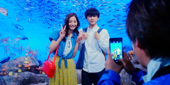 新江ノ島水族館でデートを楽しむ頼(吉沢亮)と雫(新木優子) (C)2018 白石ユキ・小学館/「あのコの、トリコ。」製作委員会
