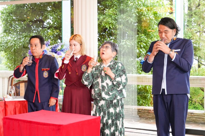 岡村隆史、小芝風花、泉ピン子、盛山晋太郎(C)日本テレビ