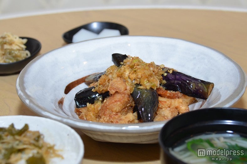 「博多なすと揚げ鶏のネギソース」