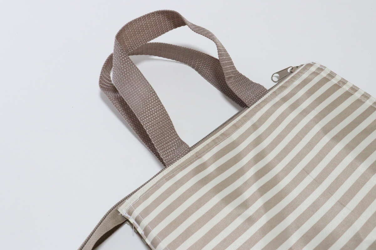 ダイソー　アルミランチバッグ（三角タイプ、ボーダー柄）　デザイン