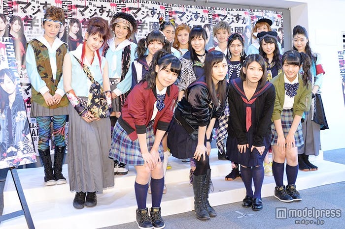 (3列目左から)飯野雅、梅田綾乃、西野未姫、岡田奈々、武藤十夢、谷口めぐ(2列目左から)永尾まりや、大島涼花、高橋朱里、田野優花、川本紗矢、中西智代梨(1列目左から)小嶋真子、松井玲奈、横山由依、大和田南那