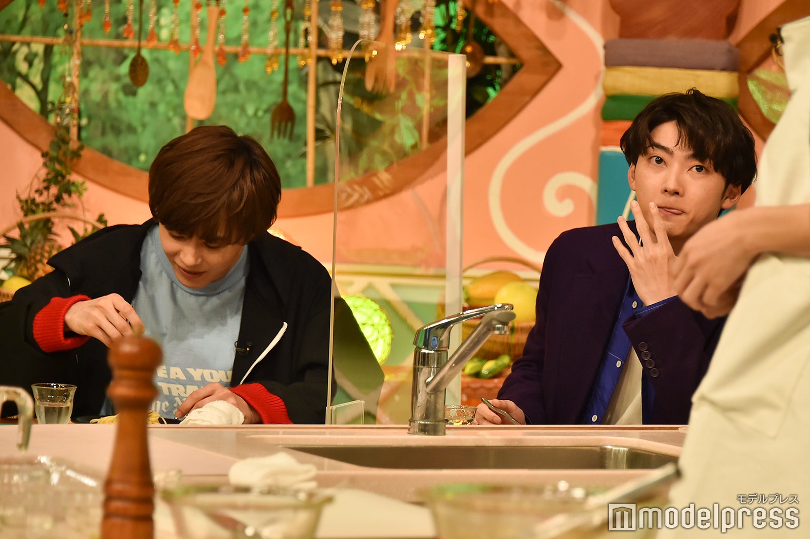 タカシのお手製“やでボナーラ”を食べるタクヤ、ユーキ （C）モデルプレス