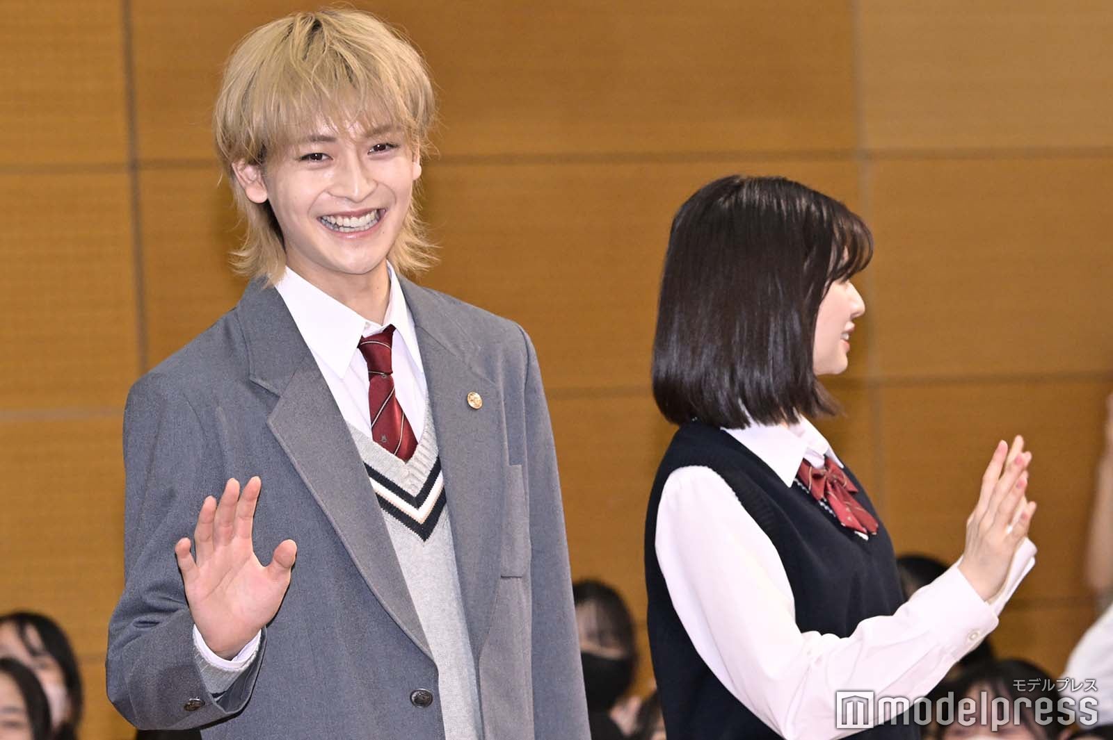 生徒に手を振る高橋文哉、桜田ひより（C）モデルプレス
