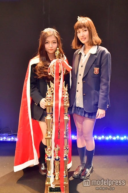 「関西女子高校生ミスコン2014」グランプリの「みゆ」さん(左)、準グランプリの「あやか」さん(右)