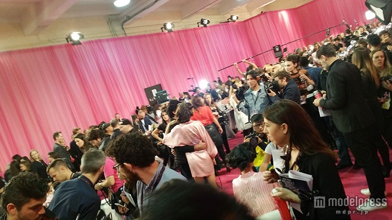 舞台裏は出演モデル陣やメディアでごった返している