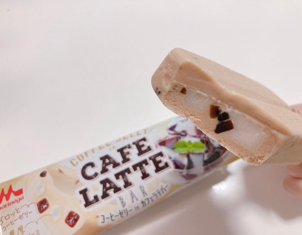 コーヒーゼリーインカフェラテバーのパッケージと中身の写真