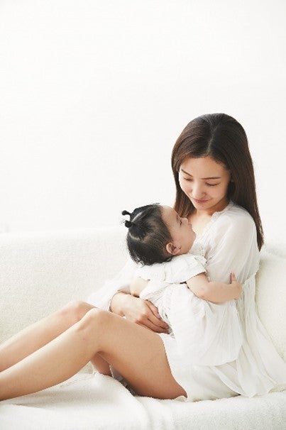 板野友美＆愛娘／撮影：羽田徹（bsawa.）