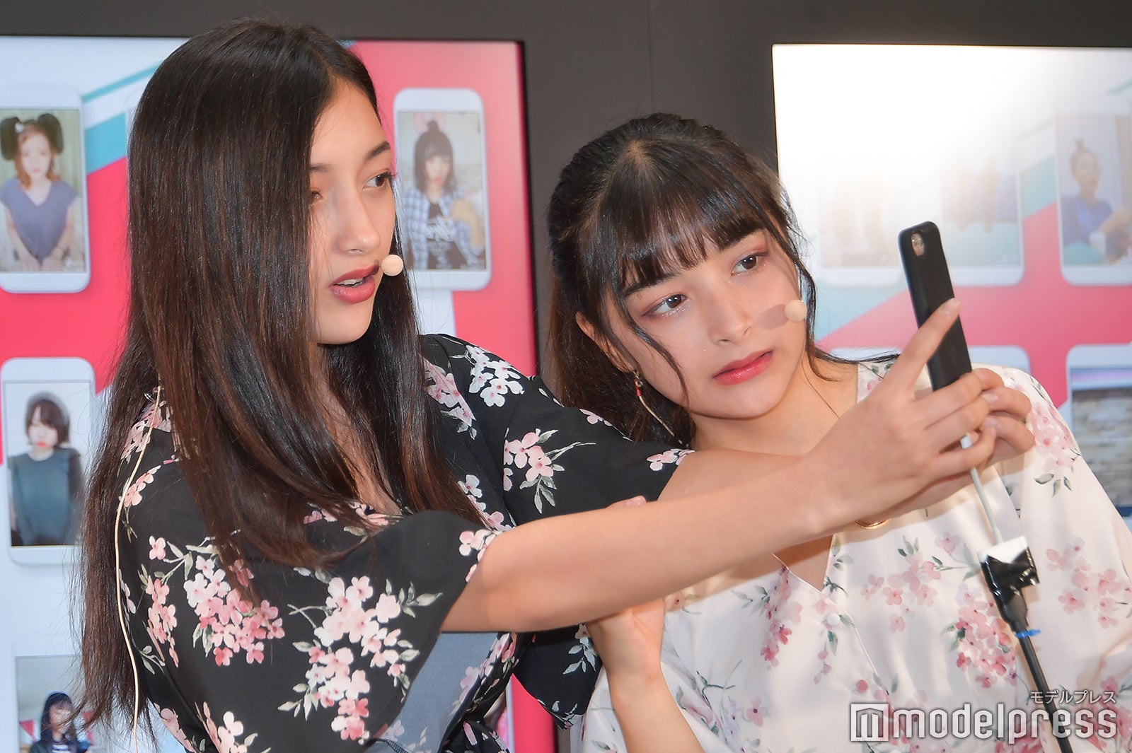 動画を撮影するエリカ・マリナ （C）モデルプレス