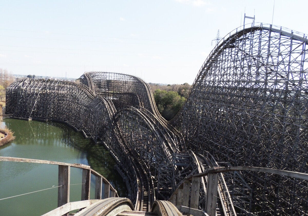 フォースダウン、つまり4回目の落下の瞬間にコースターのコース全体が見渡せます