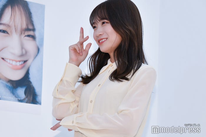 リクエストに応えて「制服のマネキン」ポーズを披露する秋元真夏(C)モデルプレス