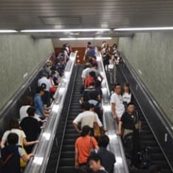 コメント殺到! エスカレーター“片側空け”はマナー? やめるべき?