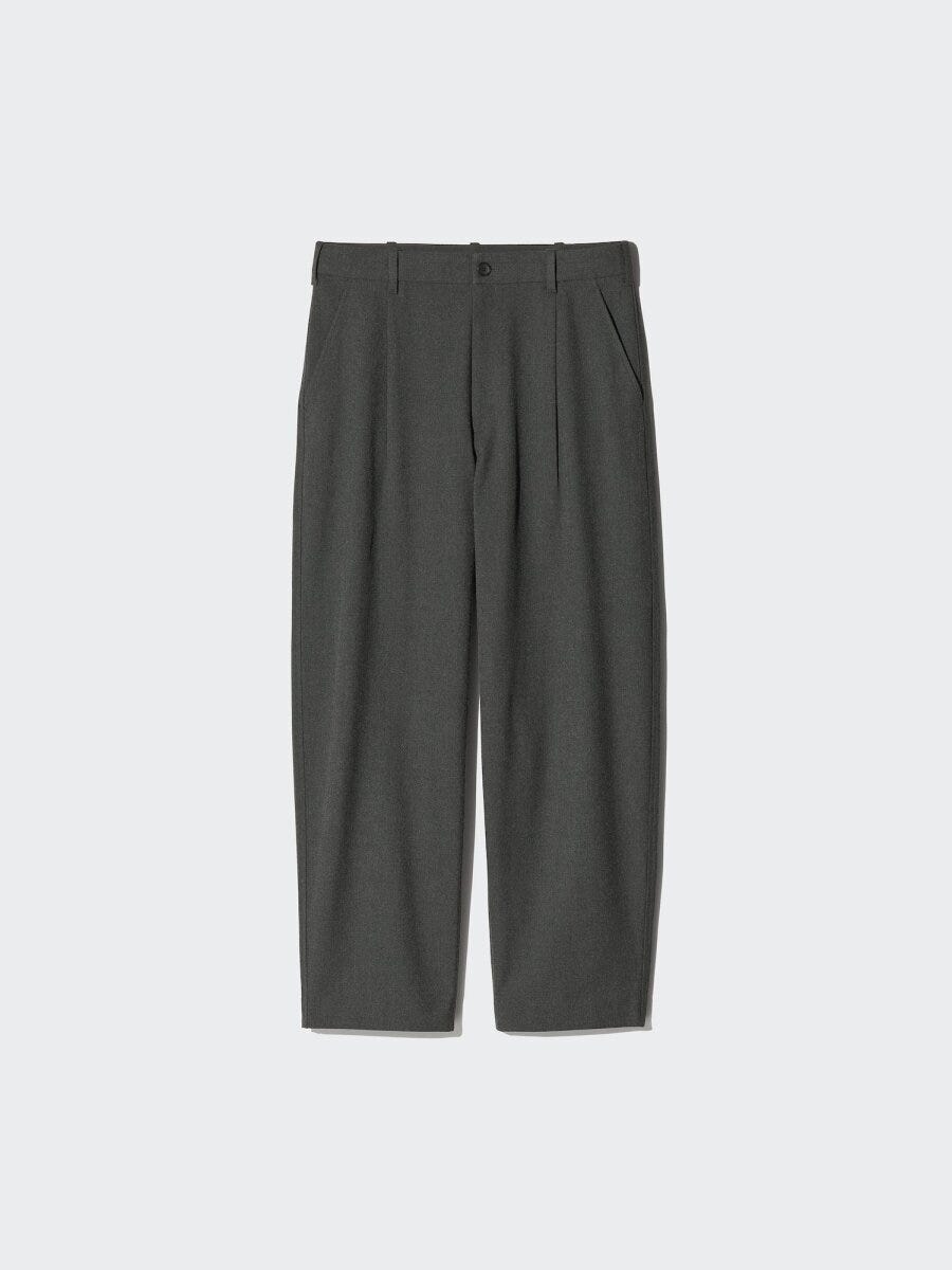 タックとポケットが見える緑がかったグレーのワイドパンツ