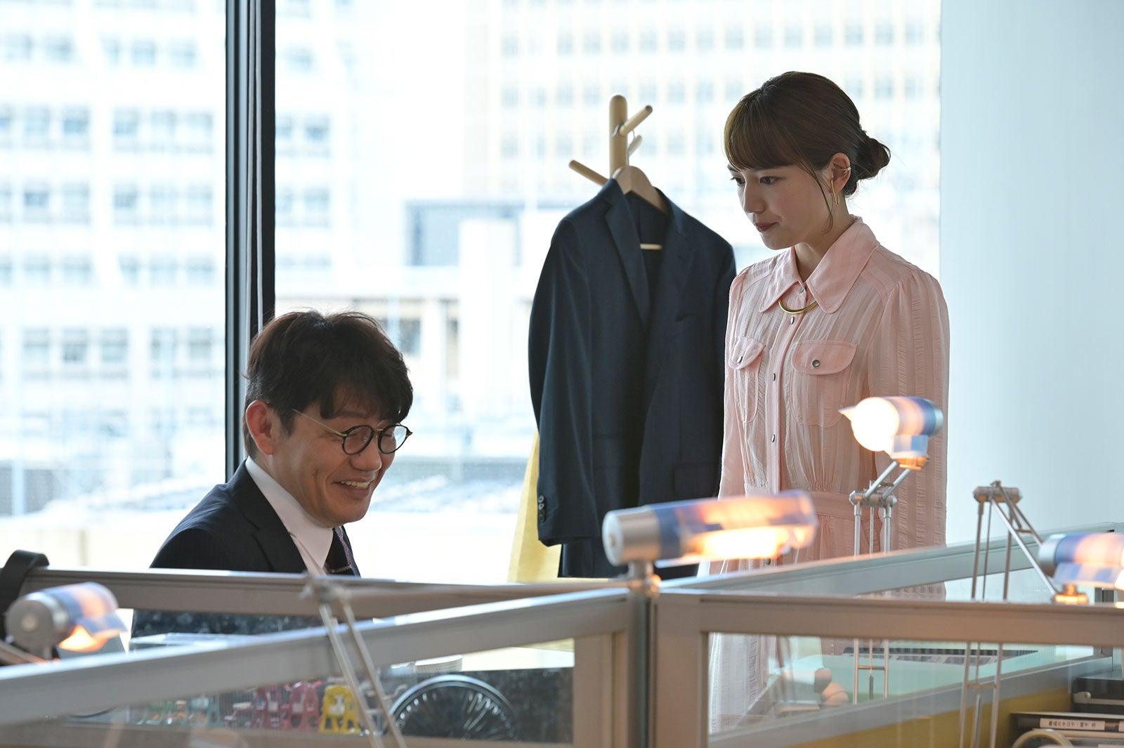 飯尾和樹（ずん）、川口春奈  「着飾る恋には理由があって」最終話より（C）TBS