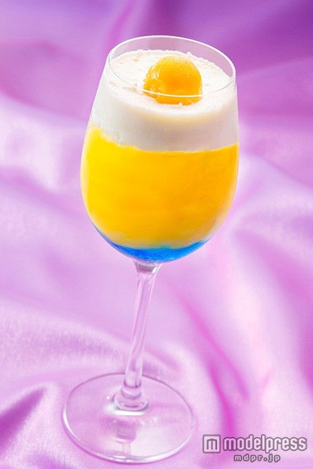 ランドホテル内「カンナ」、スタンダードコース限定スペシャルノンアルコールカクテル、エッグオーナメント（チップ）付き※ドリンクのみの注文は不可。／（C）Disney