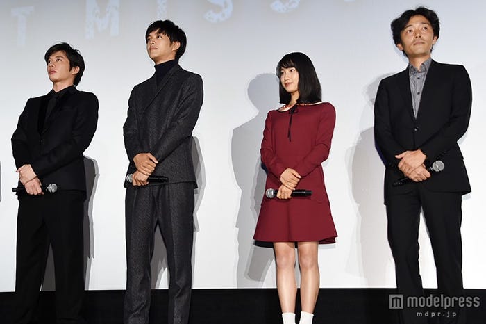 (左から)田中圭、松坂桃李、土屋太鳳、佐藤信介監督