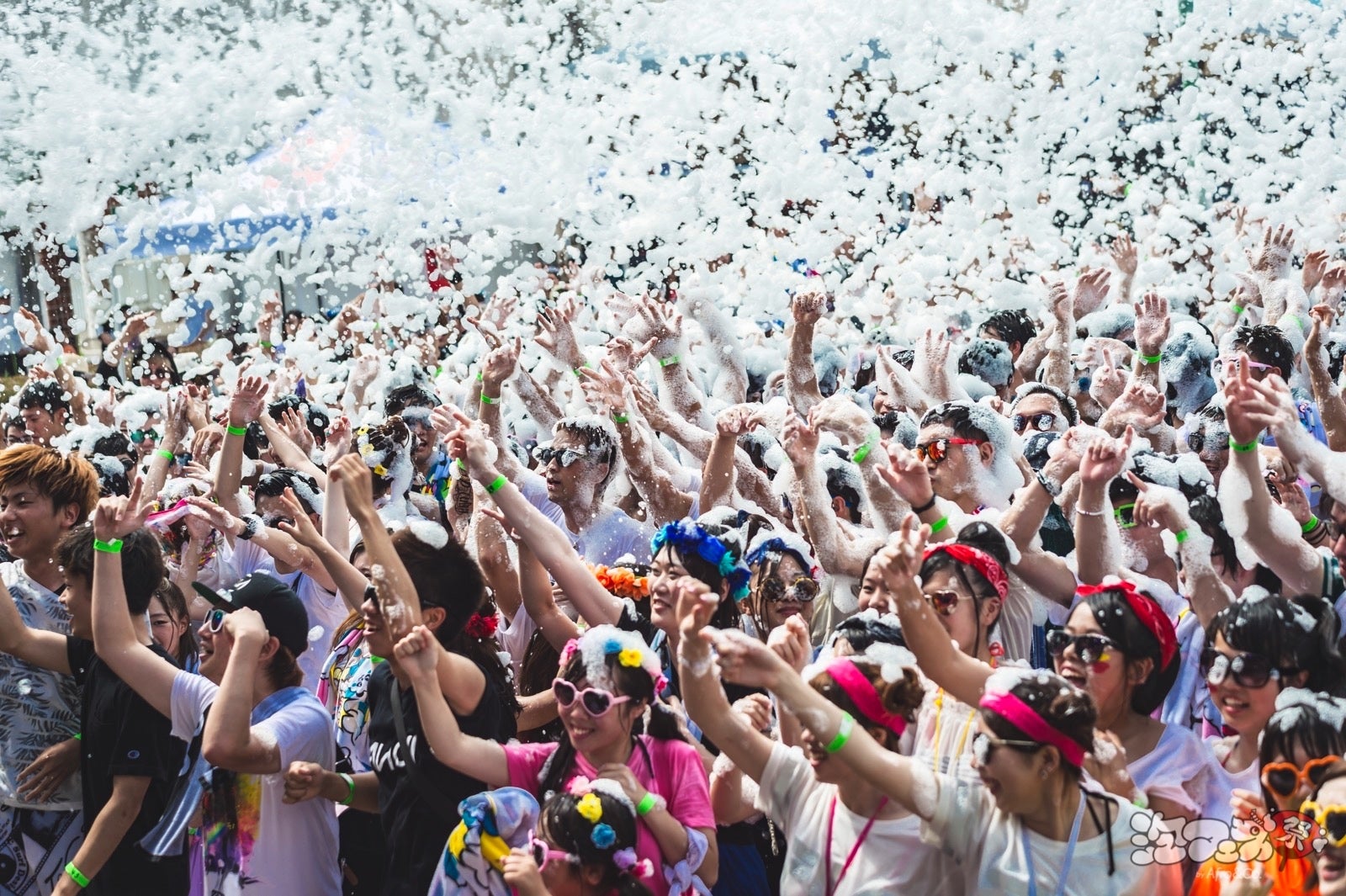 360方位から降り注ぐ泡で泡まみれに／画像提供：アフロ＆コー