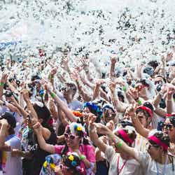 360方位から降り注ぐ泡で泡まみれに/画像提供:アフロ&コー