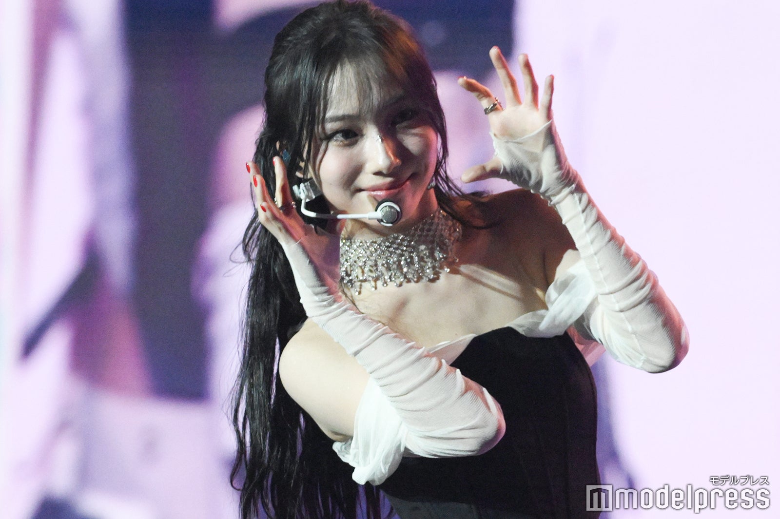 ファンサービスをするヨンウン（C）モデルプレス