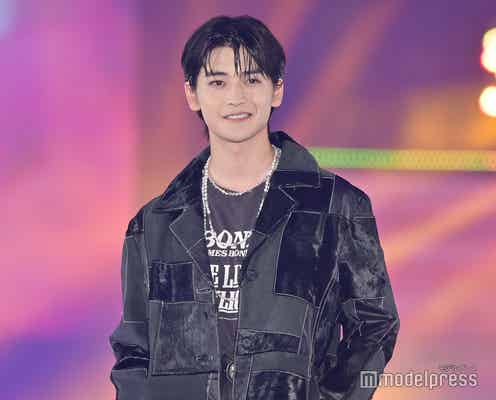 高橋文哉、“全身黒コーデ”王子ビジュアルに黄色い歓声 同じステージに綱啓永も<GirlsAward 2023 A/W>