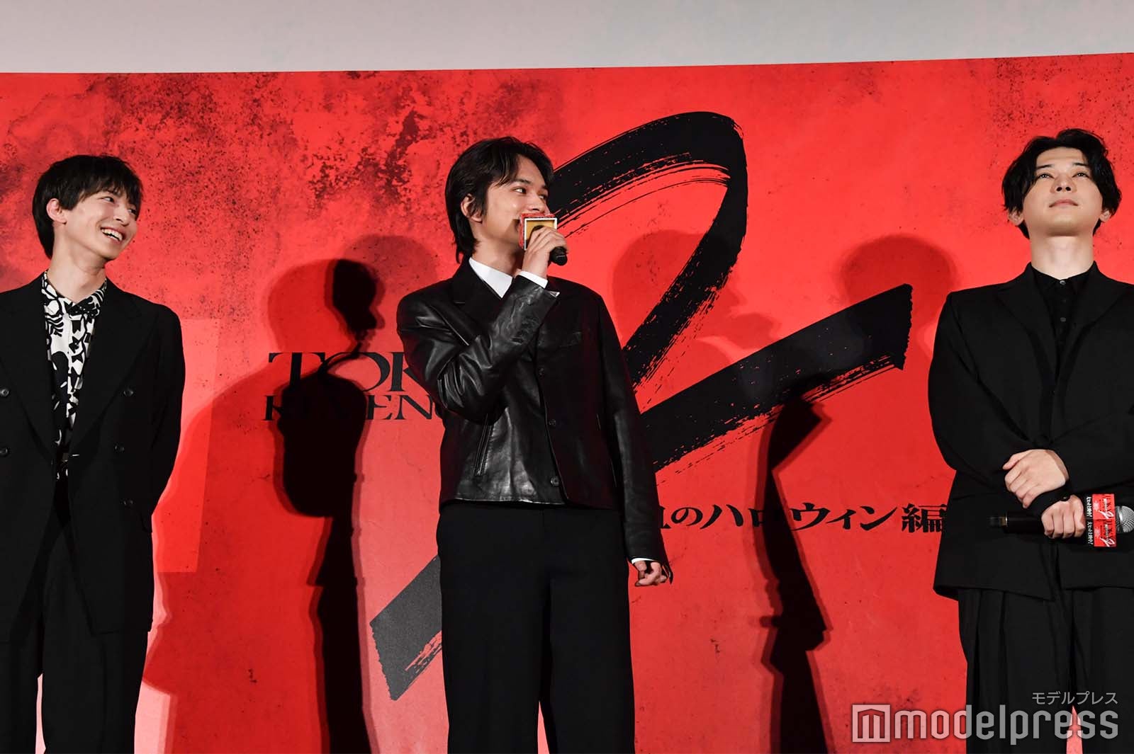 吉沢亮に「他人？」とツッコむ北村匠海、笑顔で話を聞く高杉真宙（C）モデルプレス