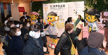 阪神百貨店で初売り 開店前から3300人が列を作る 先頭は60代夫婦「（優勝の）お裾分けをいただこうと」