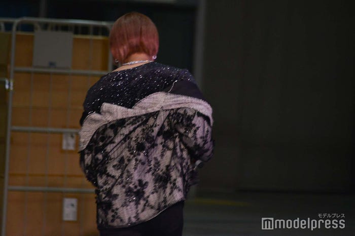 途中降壇しようとする本田康祐 (C)モデルプレス