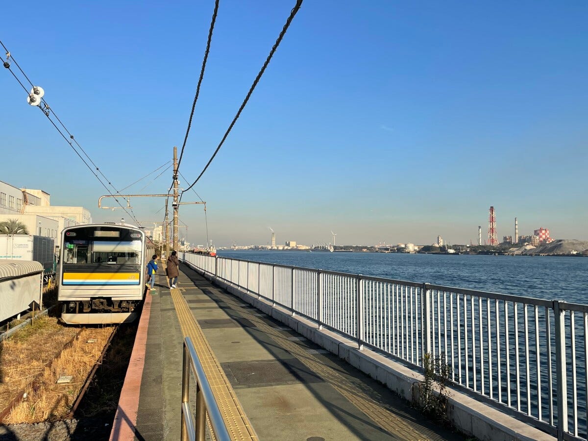 京浜運河にホームが浮いているかのようなJR鶴見線の海芝浦駅