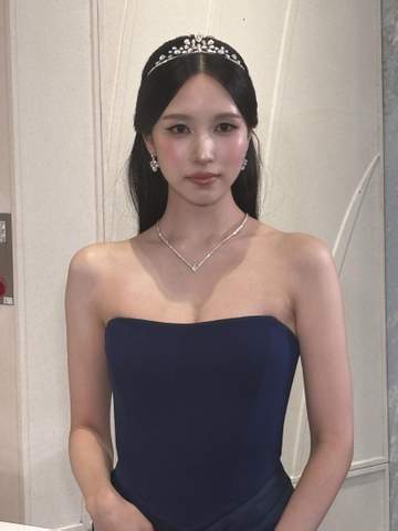 TWICE・MINA 高級ジュエリー計7点の豪華コーデ ネイビードレス姿でジュエリー引き立たせる