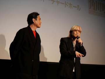 うわっ！61歳？ アイドル的人気だったトレンディ俳優 久々に舞台挨拶に現る 小室哲哉の隣に…若っ！ 現在は居酒屋で料理人も