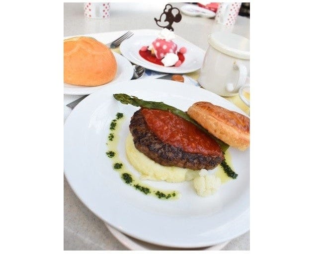 「ホライズンベイ・レストラン」の東京ディズニーシー20周年スペシャルセット2080円。ボリューム満点のハンバーグやミニーマウスをイメージしたデザートなど。パンまたはライスをチョイスできます