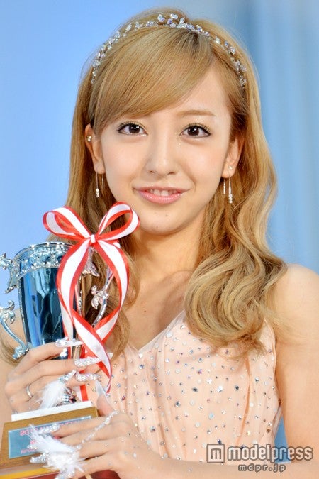 板野友美、豪華ドレスで美脚披露 “集大成”をアピール