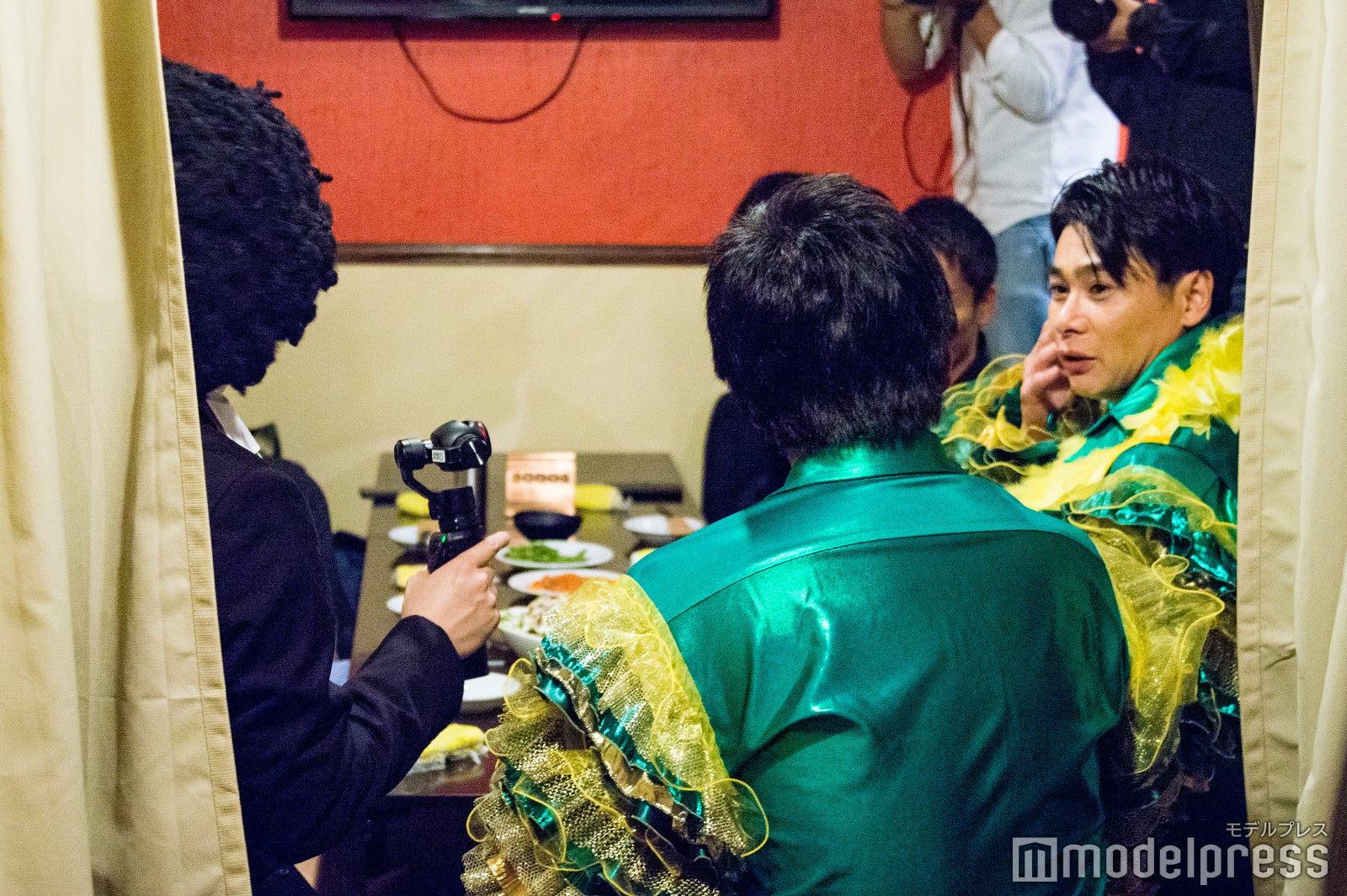 突撃した時の様子 （C）モデルプレス