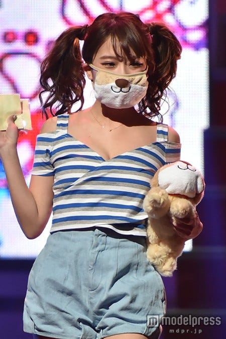 あいみぃ、美谷間もチラリ