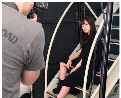 橋本環奈、太ももチラリ SEXYショットに絶賛の声「色気すごい」「ドキドキする」