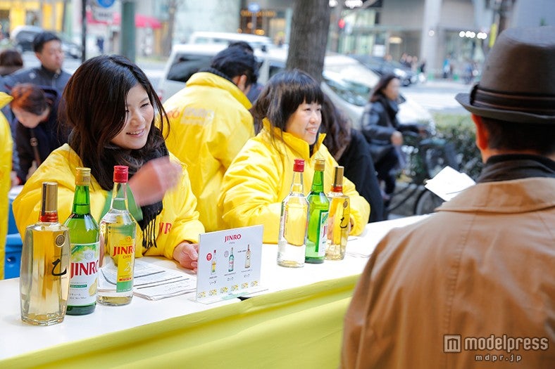 黄色のジャンパーを着た女性が笑顔でお出迎え