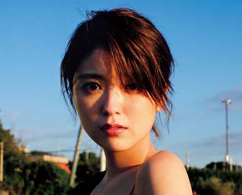 工藤美桜、圧巻美ボディ開放 クールな視線で大人の色気
